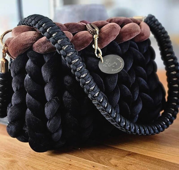 Schwarze Stricktasche mit braunem Rand in Samtoptik
