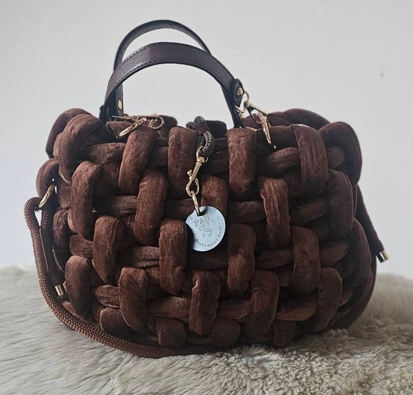 Trendiger Shopper in brauner Samtoptik