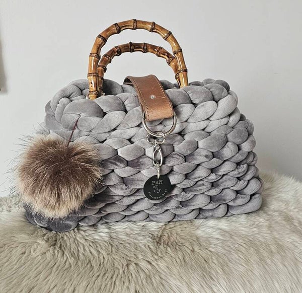 Zweifarbige graue Stricktasche mit schickem Lederverschluß