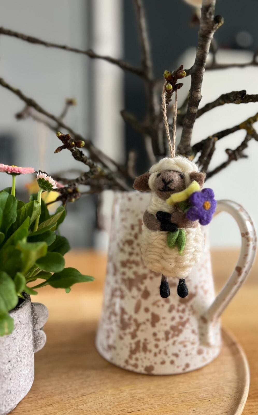 Hanger schaapje met bloem wit