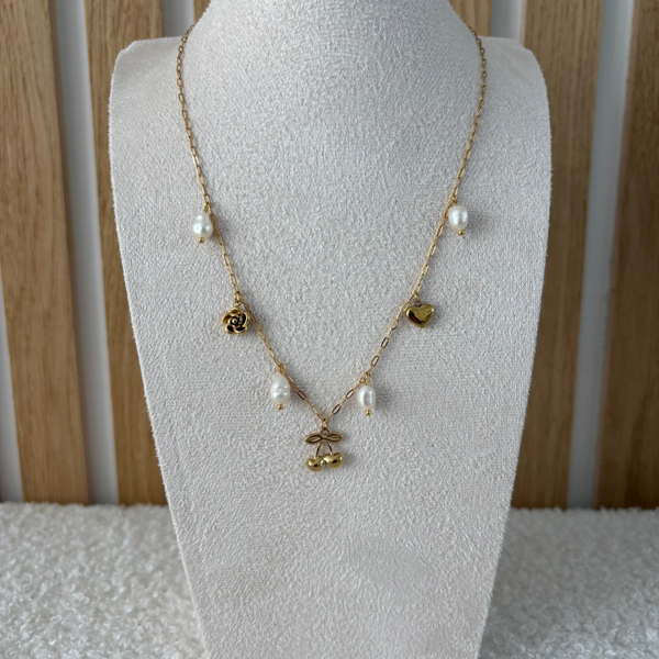 Collier doré à petits breloques