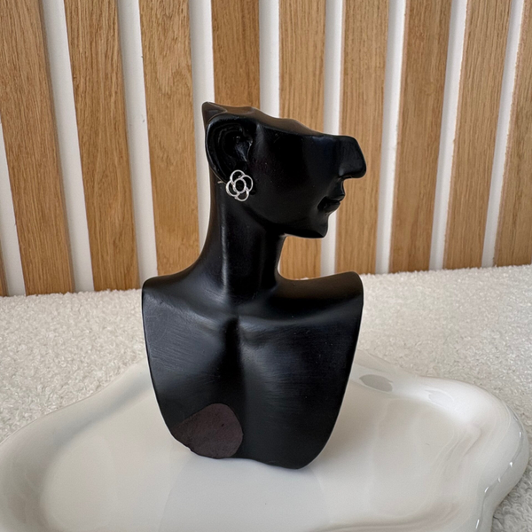 Puce d’oreilles - design minimaliste