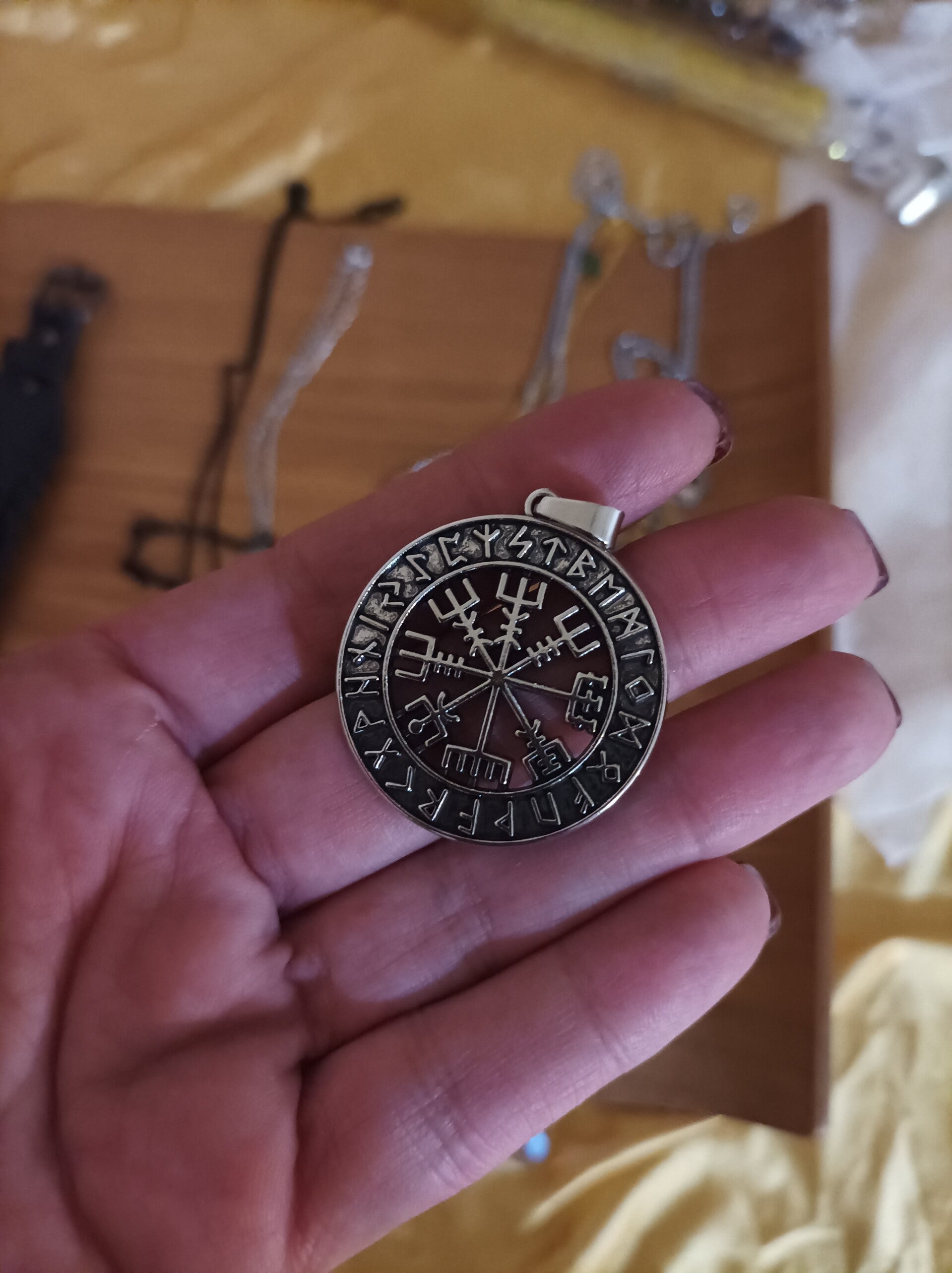Colgante bruja y calendario vikingo