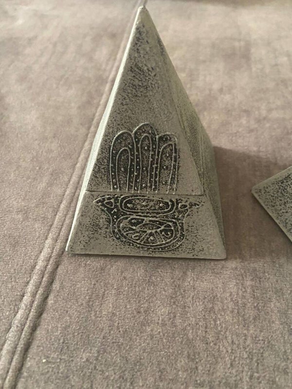 Caja pirámide mano Fátima