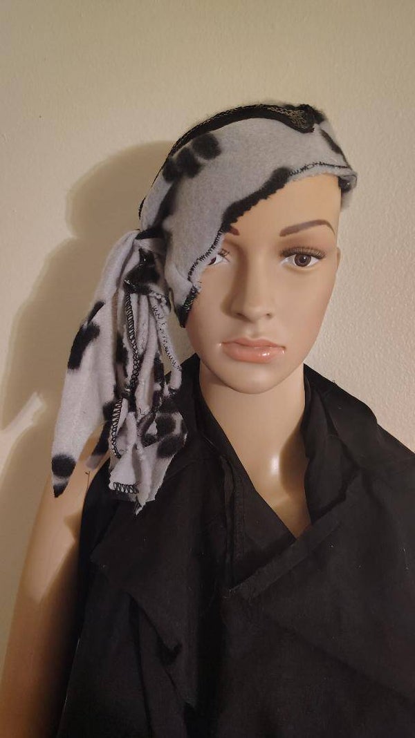 A unisex original hat size medium forty inches around the crown and is seven inches tall
