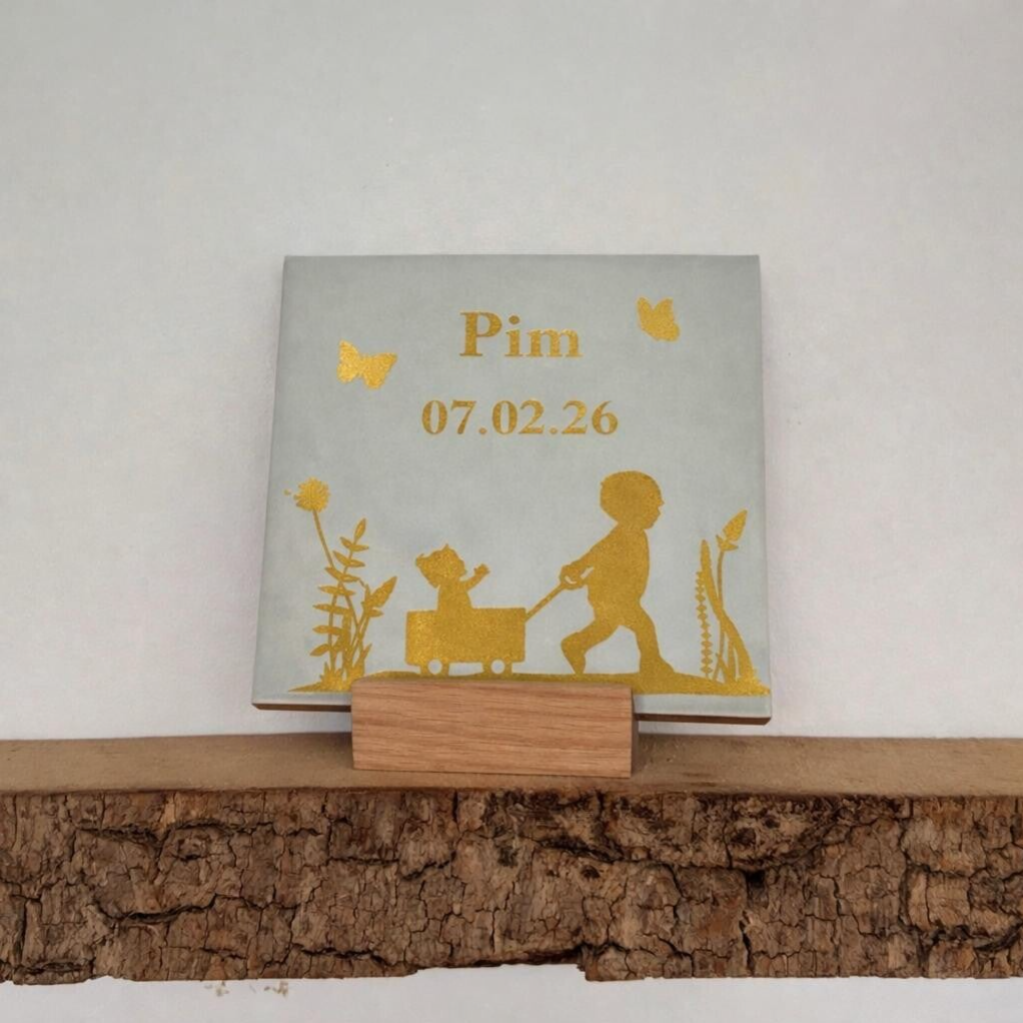 geboortekaartje op een tegeltje