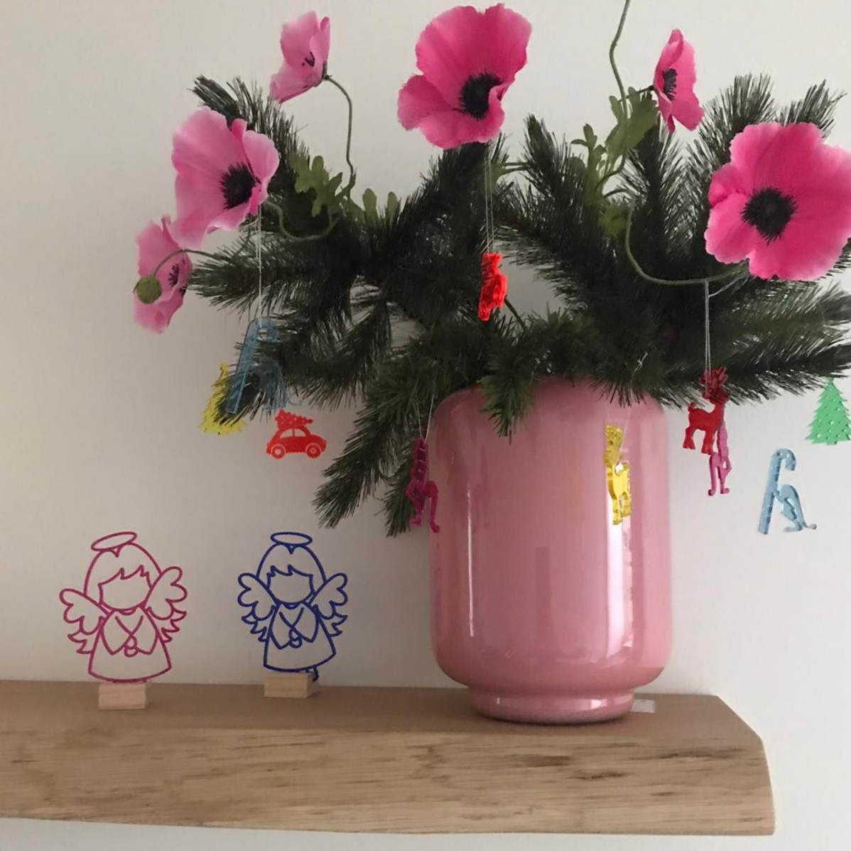 kleurijke plexiglas engel