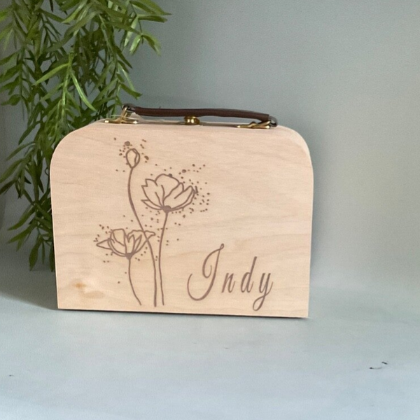 Houten koffertje met naam en bloem