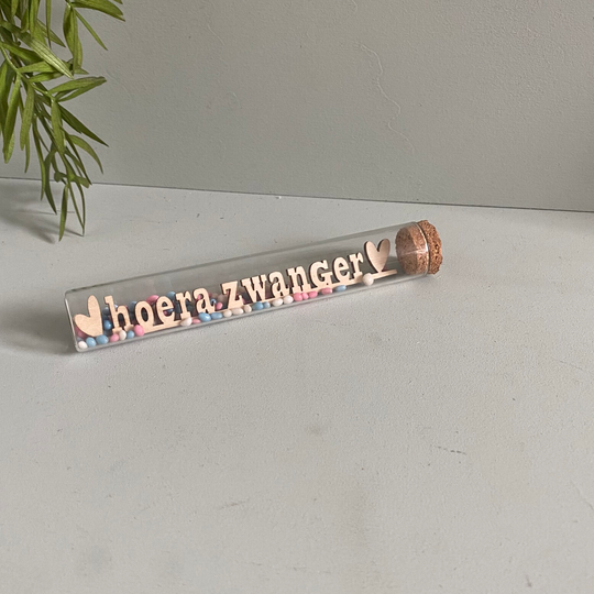 Glazenbuisje met aankondiging