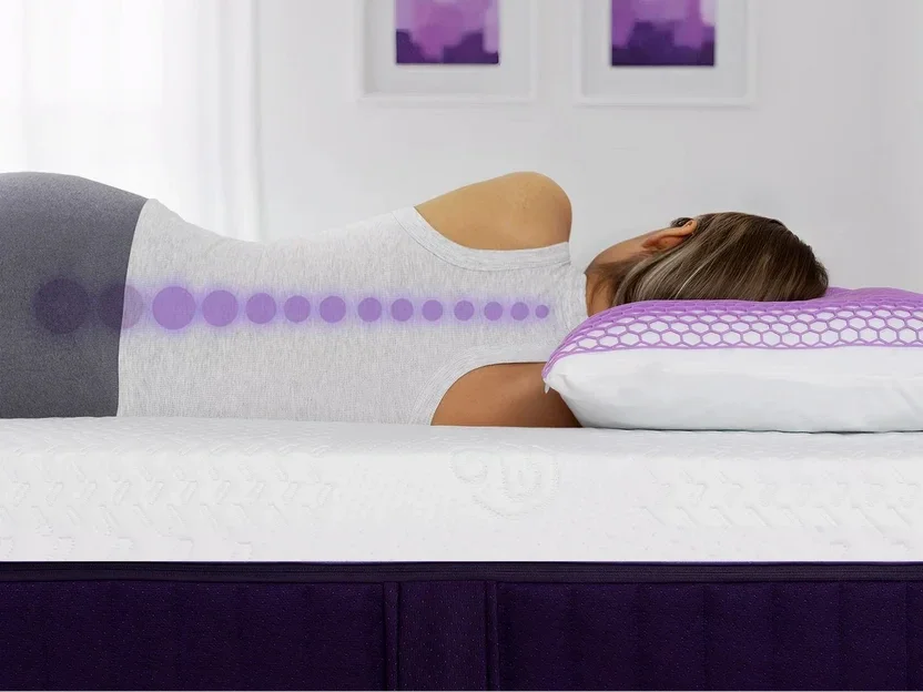 Het kussen zijslapers met een gemmiddelde schouderbreedte