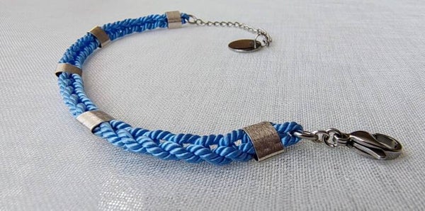 Armband aus blauer Kordelschnur