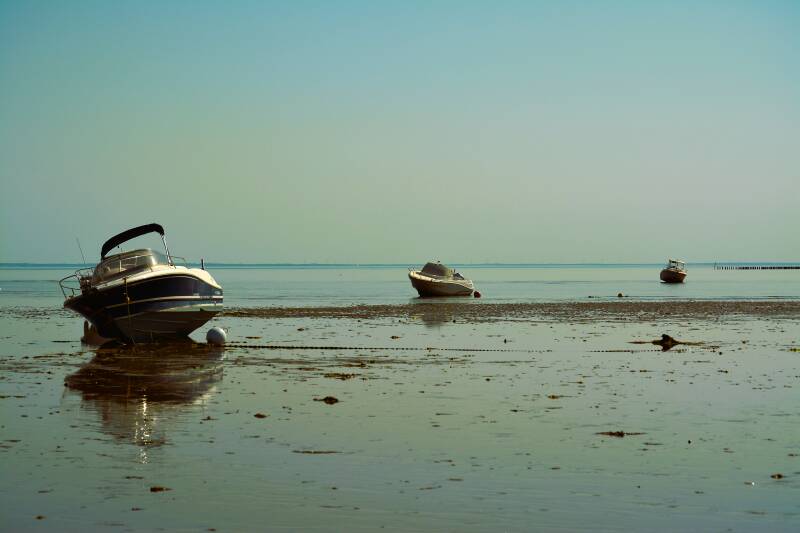photo de 3 bateaux échoués sur le sable