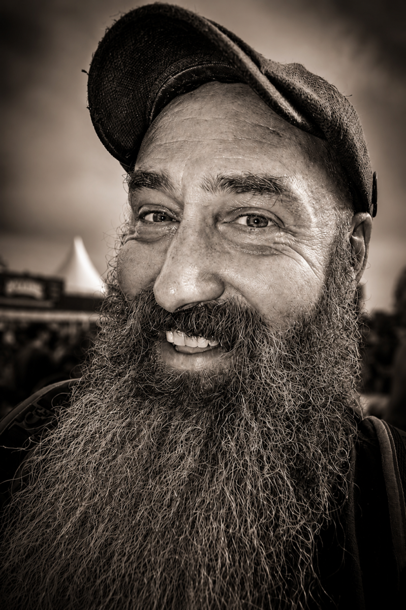 portrait noir et blanc d'un homme  barbu au festival HELLFEST de CLISSON