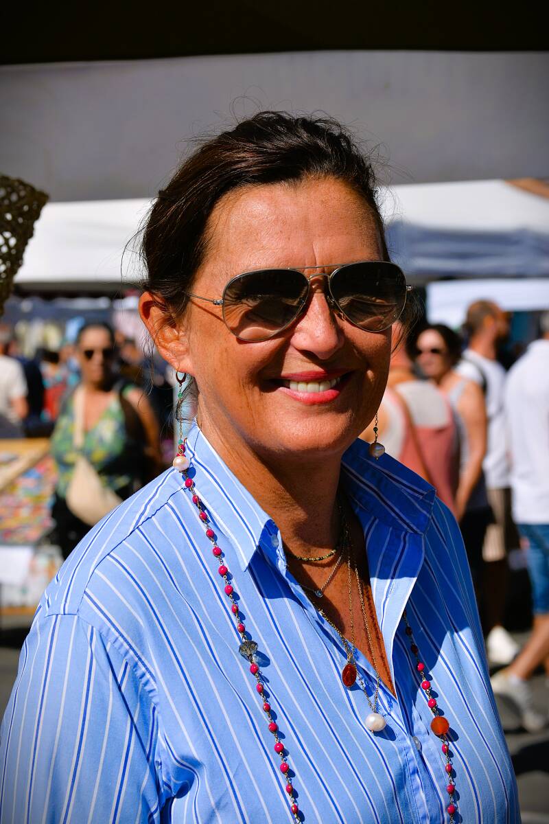 portrait d'une femme avec lunettes sur le  marché de Noirmoutier - ludo