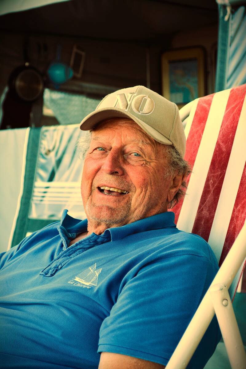 c'est le portrait d'un campeur de noirmoutier assis au camping huttopia