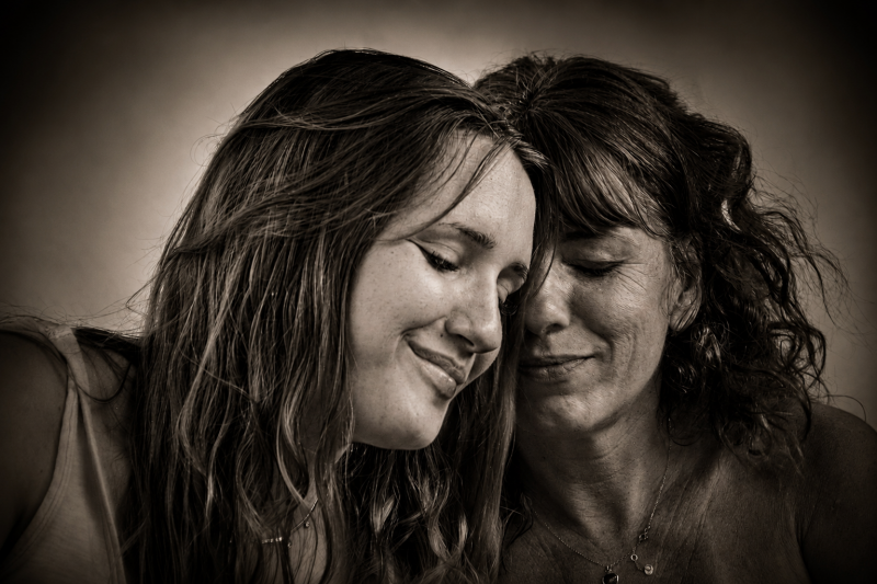 photo d'une maman et de sa fille qui traduit une infinie tendresse