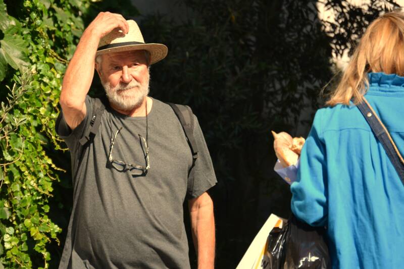c'est le portrait d'un vieil homme qui salue une femme en mettant sa main sur son chapeau