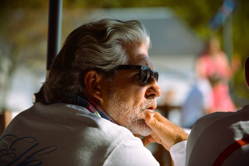 portrait de profil d'un homme assis au café à plage des dames noirmoutier ludo-photo.jpeg