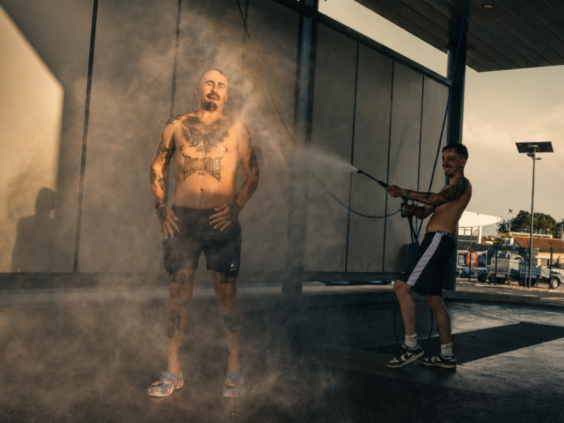 photo de festivaliers du hellfest de Clisson qui prennent une douche à la station de lavage