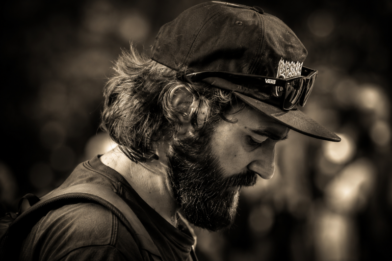 portrait d'un homme barbu de profile au festival HELLEFEST DE CLISSON