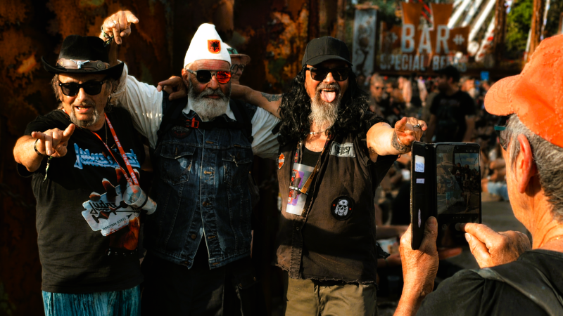portrait de trois festivaliers qui se font pendre en photo par une femme