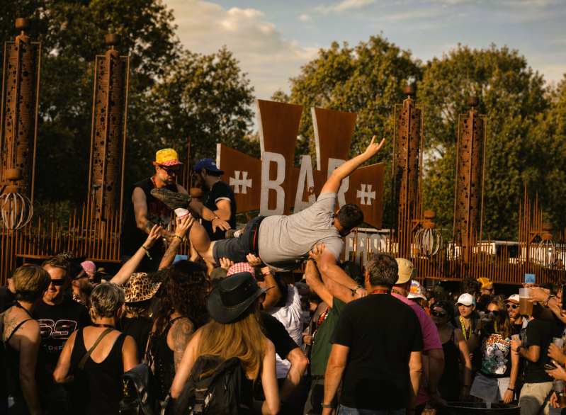 photo d'un homme au festival HELLEFEST de Clisson porté dans la foule