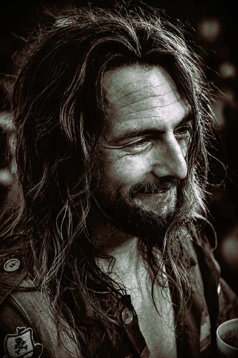 portrait d'un homme aux cheveux longs au festival HELLFEST de Clisson