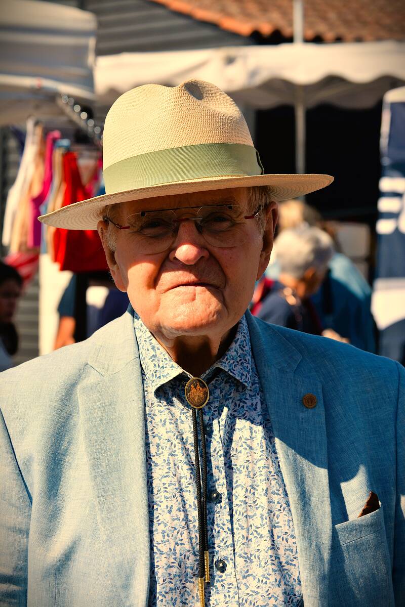 portrait  d'un vieil homme stylé avec un chapeau sur le marché de noirmoutier - ludo