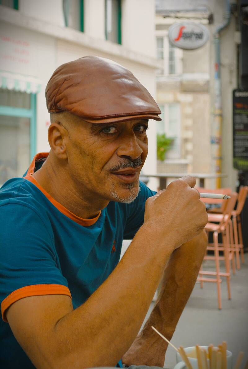portrait d'un homme avec un gallurin qui fume et boit un café