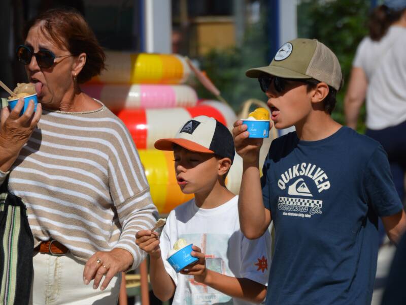 photo de trois personnes qui mangent une glace