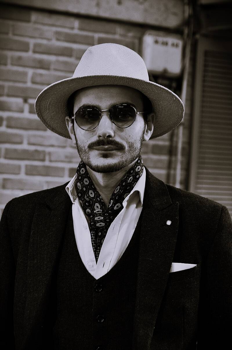 homme lunettes et chapeau