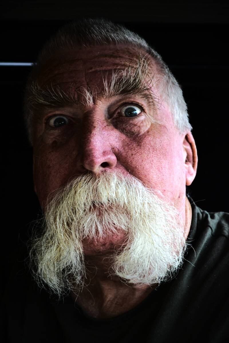 portrait d'un homme moustachu aux sourcils saillants
