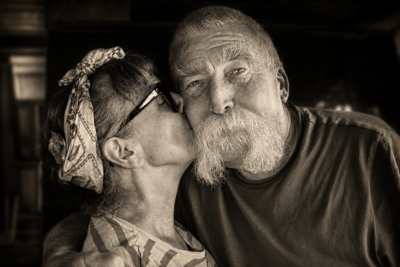 portrait d'un couple d'anglais atypique Len et Maryan devant leur van au camping Huttopia de Noirmoutier