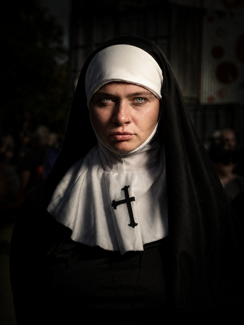 photo portrait d'une femme déguiséee en nonne au festival HELLFEST de Clisson