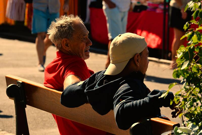 photographie de deux hommes assis sur un banc de Noirmoutier place du marché