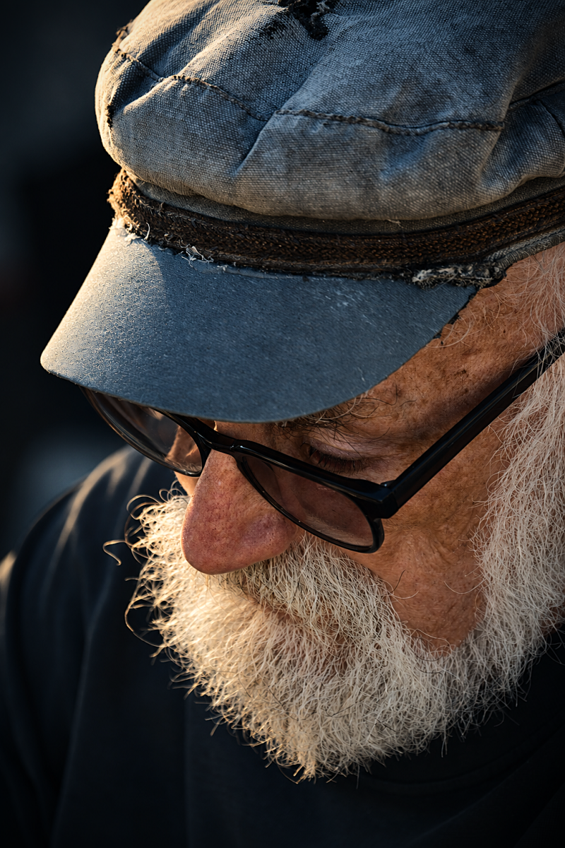 vieil homme barbu avec une casquette de marin