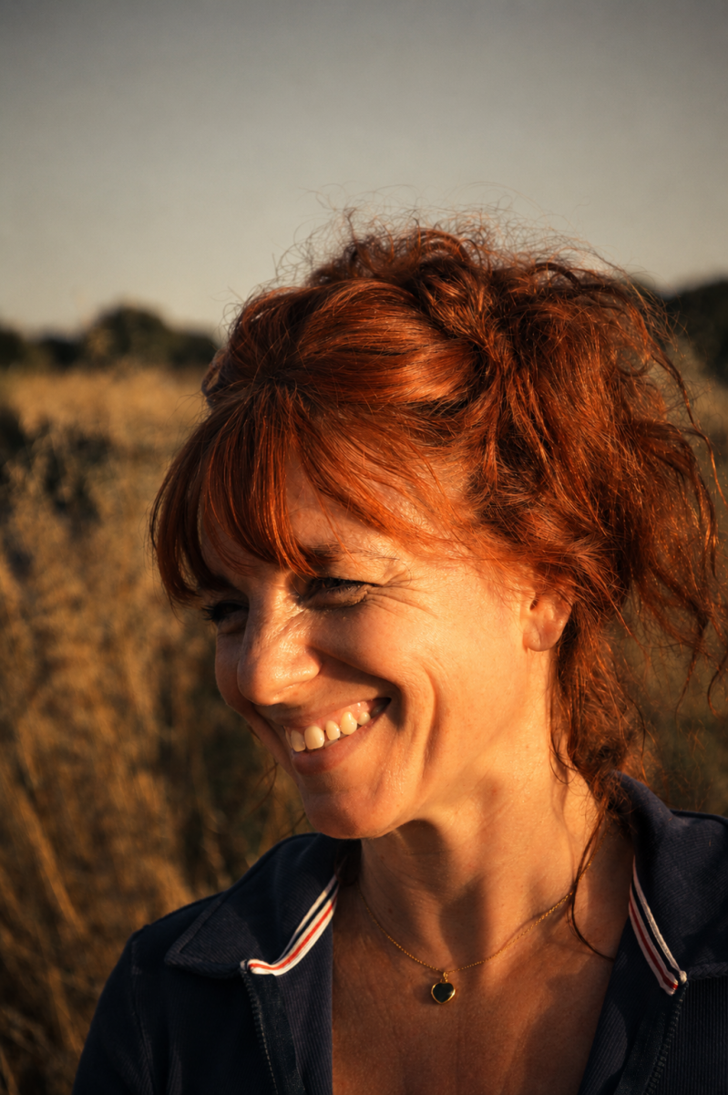 portrait d'une jolie femme rousse qui sourit