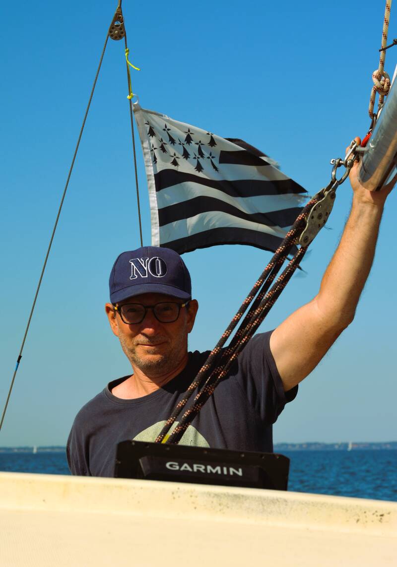 portrait d'un homme heureux sur son  voilier à noirmoutier