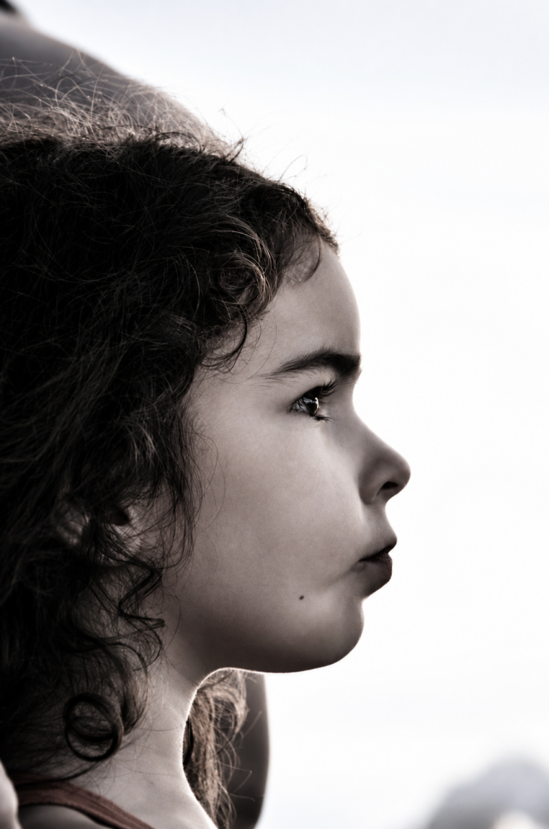 petite fille au grain de beauté
