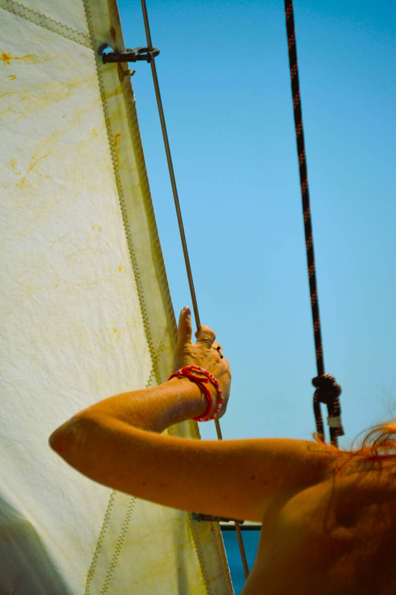 photo de voile et détail de main
