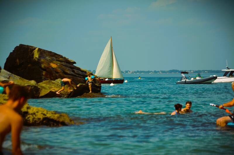 photo d'un vieux gréément à la plage de l'anse rouge