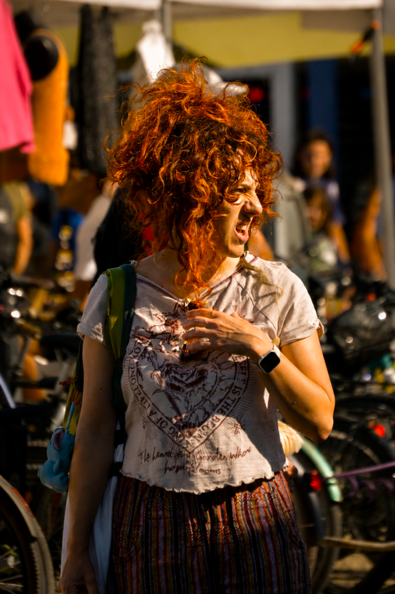 portrait d'une femme rousse sur le marché de noirmoutier