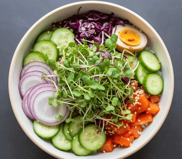 Färgstark och hälsosam sallad i en skål, toppad med färska och krispiga vita senapsskott direkt från fönsterbrädan.
