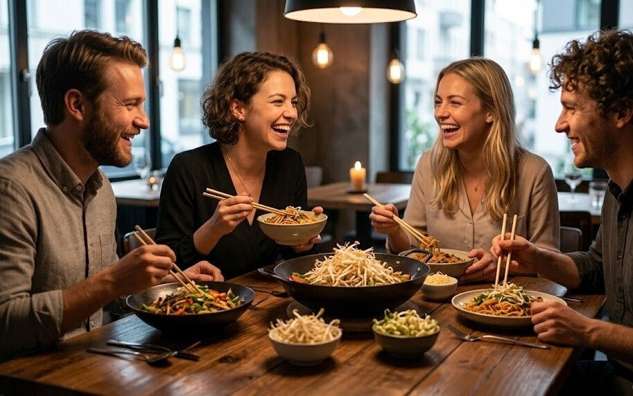 Wok med biff toppad med mörklila Mungbönegroddar, odlade från fröer från HCT Seeds.