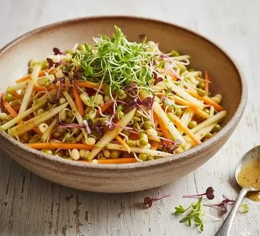 Nordisk salladbowl med rädiseskott som är odlade på fröer från HCT Seeds