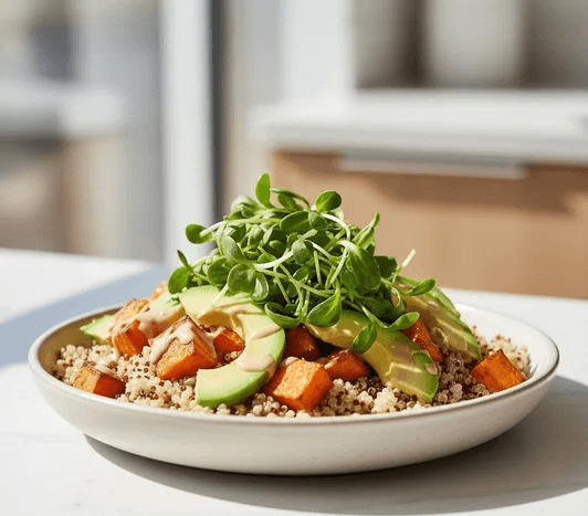 Fräsch poke bowl med solrosskott odlade på fröer från HCT Seeds