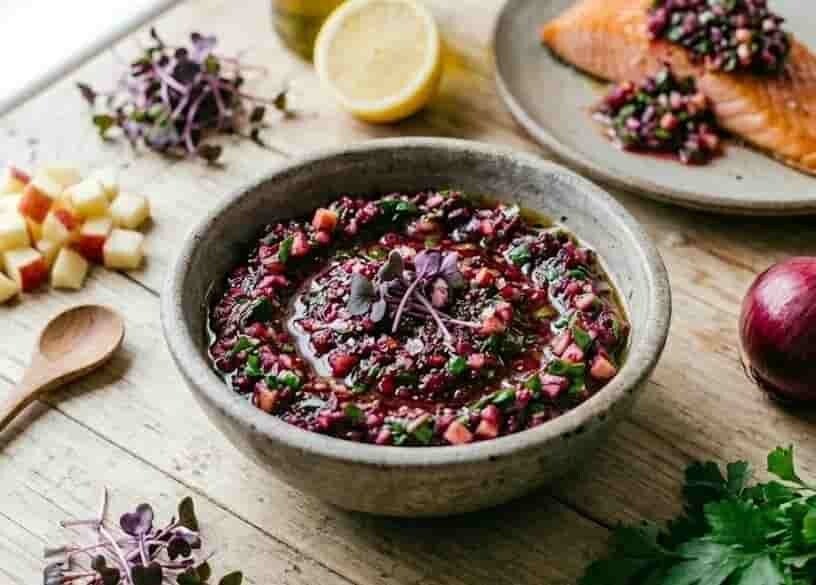 Färgstark Rödbeta Detroit-salsa med äpple och rödlök. Odla egna rödbetsskott (mikrogrönt) med kvalitetsfröer från HCT Seeds.