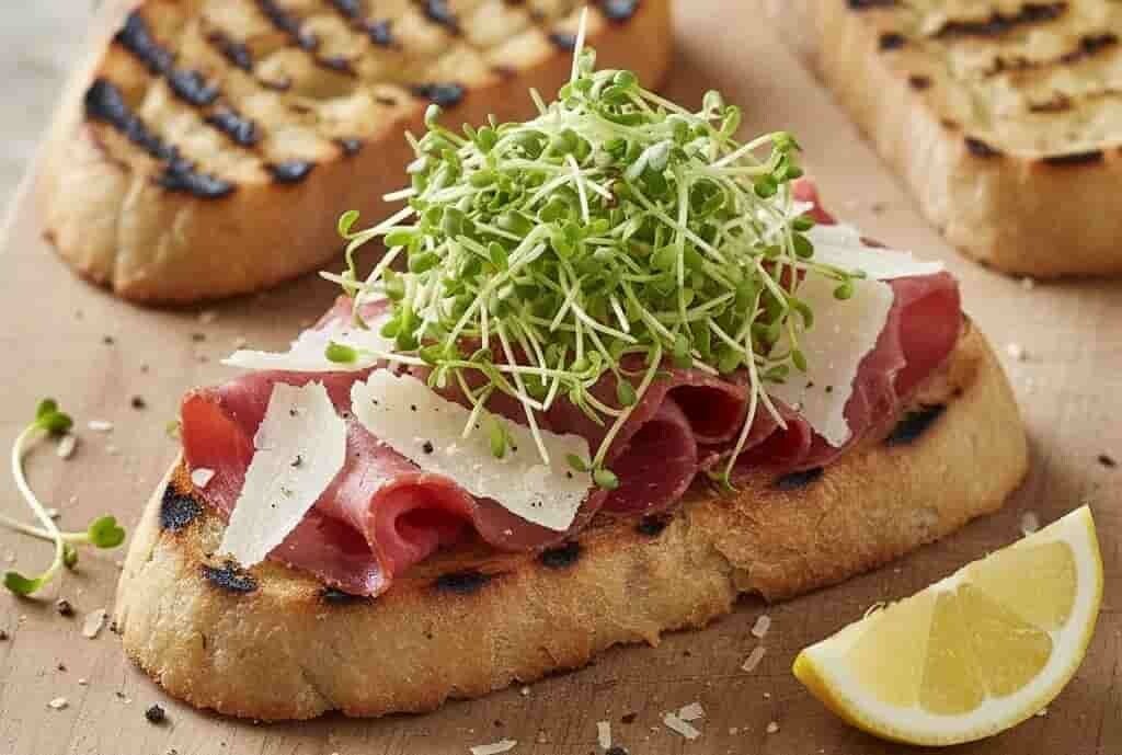 Bresaola Moderna med parmesan och peppriga ruccolaskott (mikrogrönt). Odla egna microgreens med fröer från HCT Seeds.