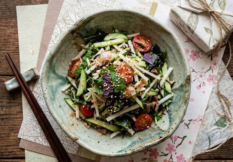 Asiatisk sallad med gröna shisoskott (perilla), gurka och sesamfrön. Odla egna microgreens med fröer från HCT Seeds shop online.
