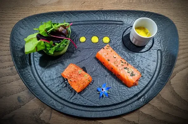 Saumon gravlax à l’aneth, citron vert et baies roses, 100 grammes